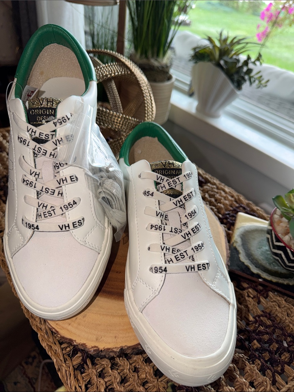Title: Vintage Havana White Green Star Sneakers Women’s 8.5 NWT Extra Laces